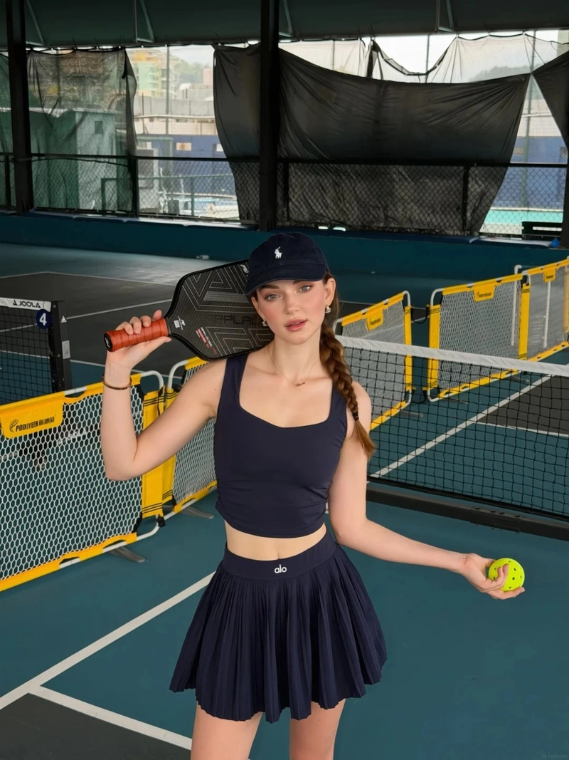 Hình ảnh hot girl chơi pickleball tự tin