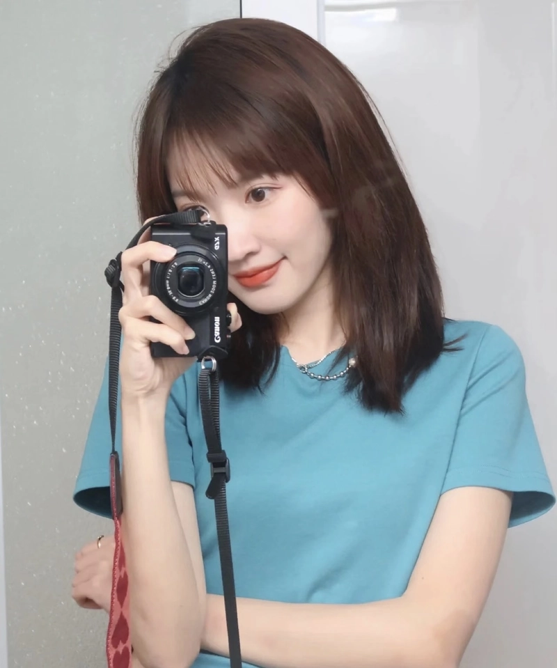 Hình ảnh trẻ trung cùng dáng chụp trước gương