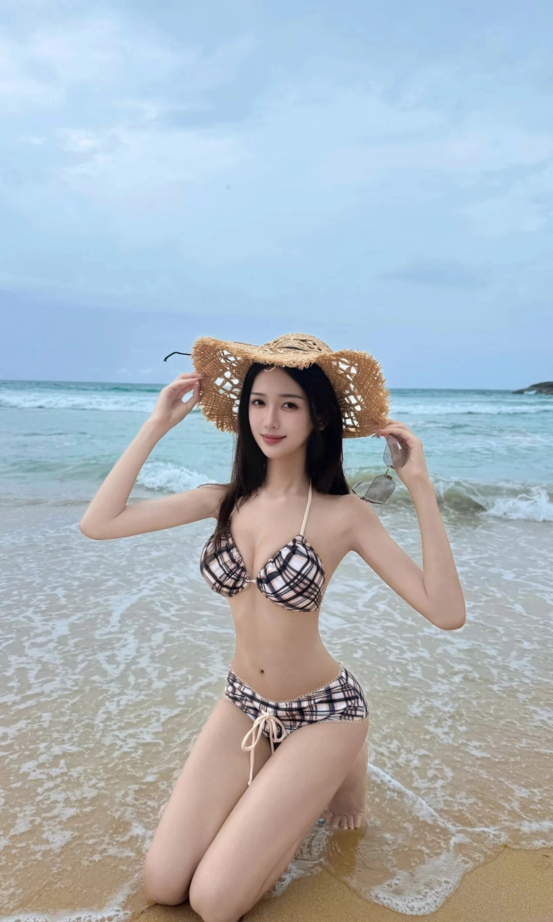 Hình bikini gái xinh Trung Quốc cuốn hút