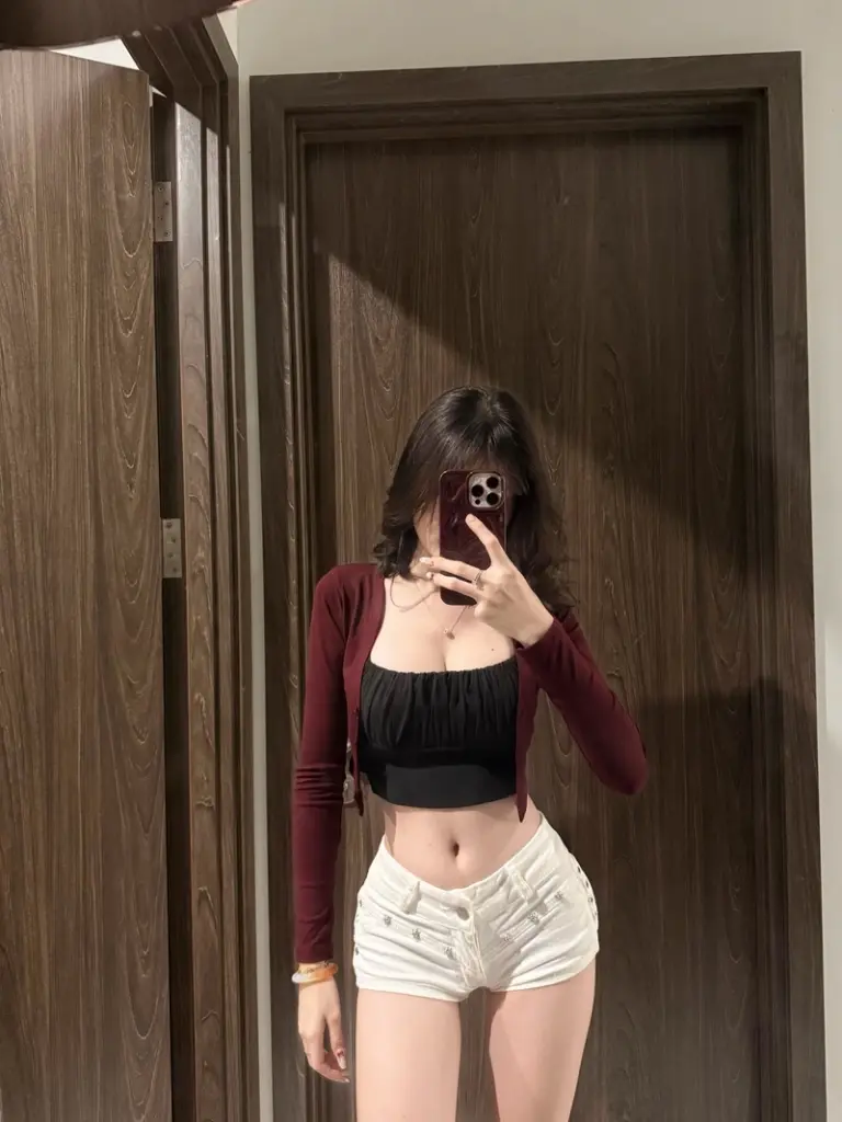 Hình cô bé cởi đồ lộ hàng gợi cảm 4K
