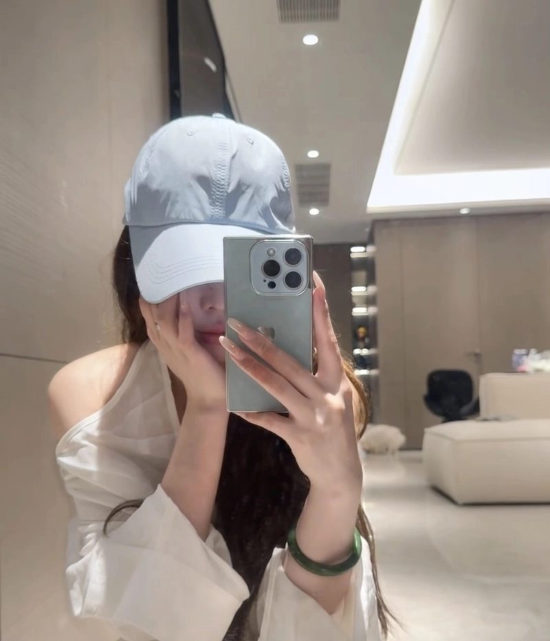 Hình cô gái che mặt bằng điện thoại đáng yêu