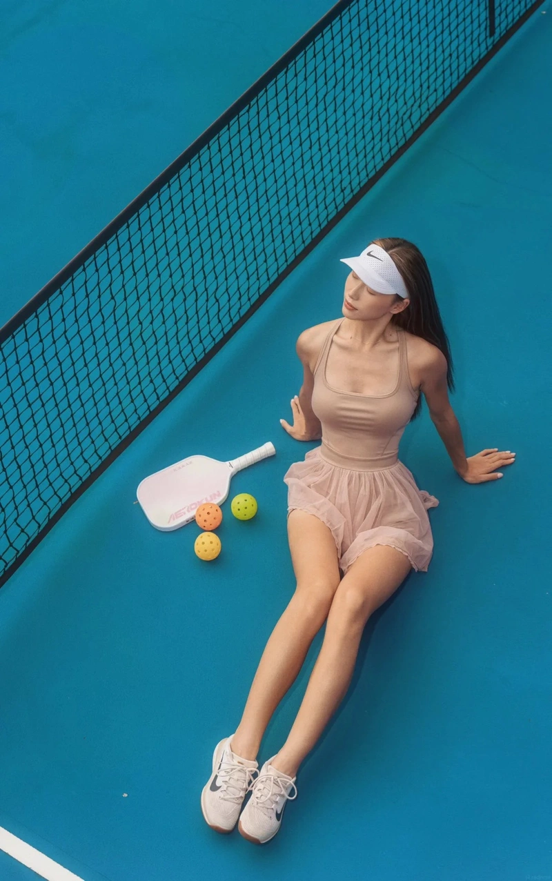 Hình cô gái xinh đánh pickleball thân hình