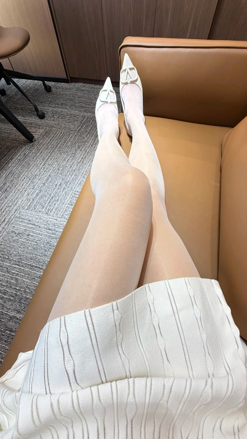Hình đùi gái xinh tạo dáng gợi cảm