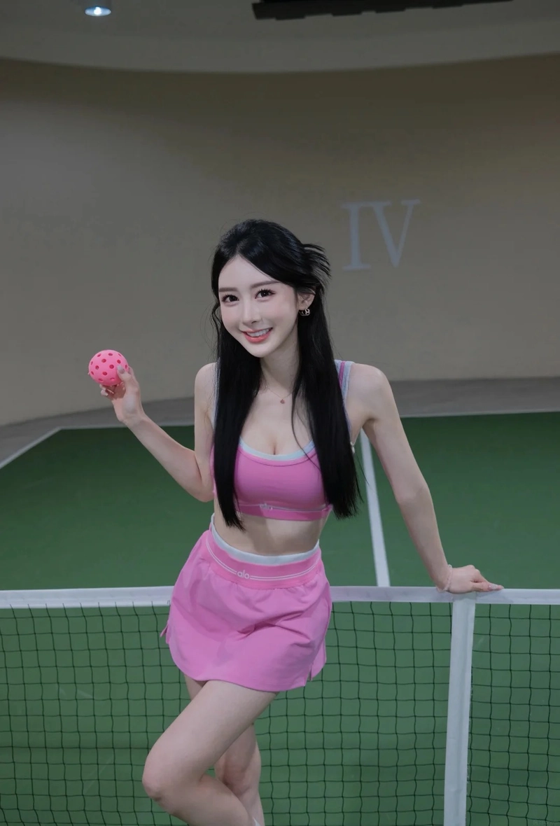 Hình gái đẹp chơi pickleball năng động