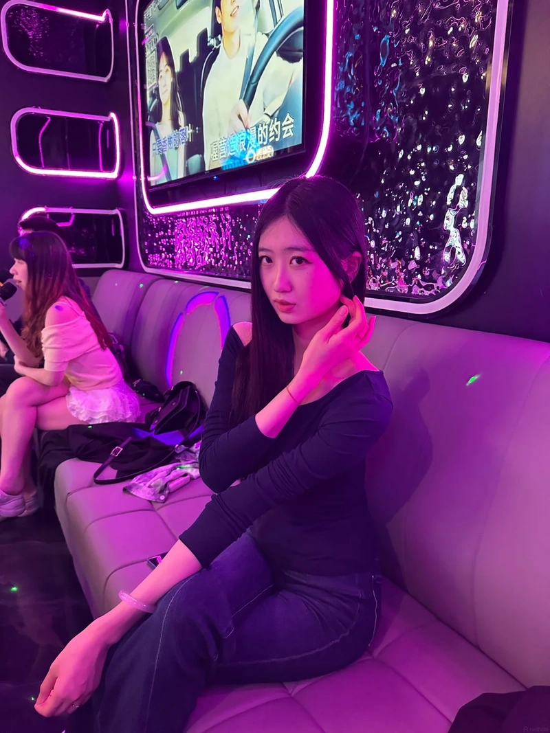 Hình gái karaoke khoe vòng 1 to tròn đầy đặn