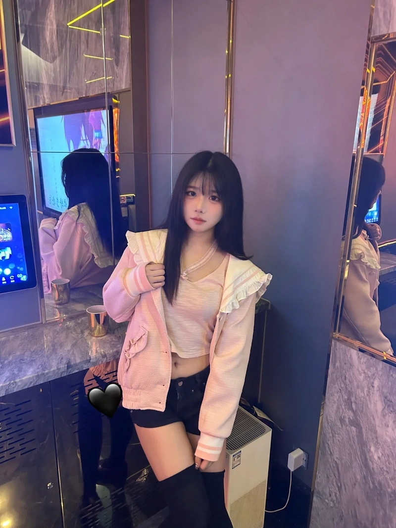 Hình gái karaoke ngực khủng gợi cảm