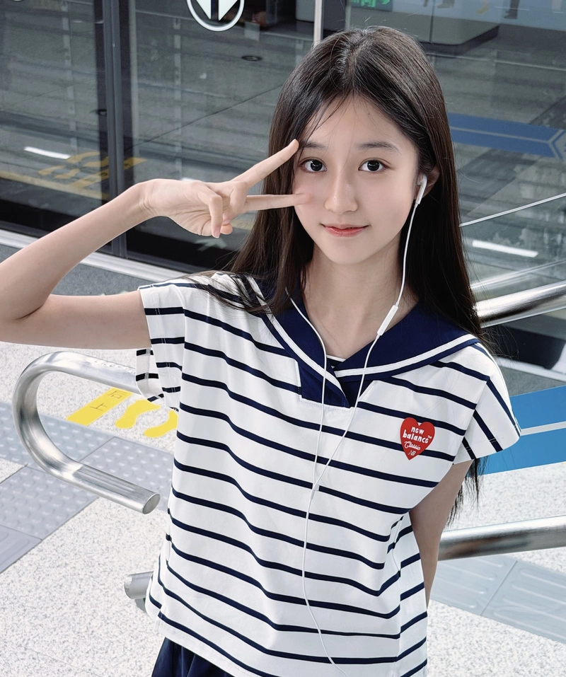 Hình gái xinh 2k12 cùng biểu cảm vui vẻ