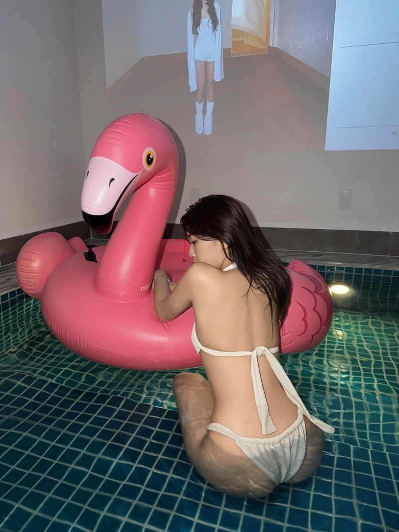 Hình gái xinh bikini da trắng mịn màng