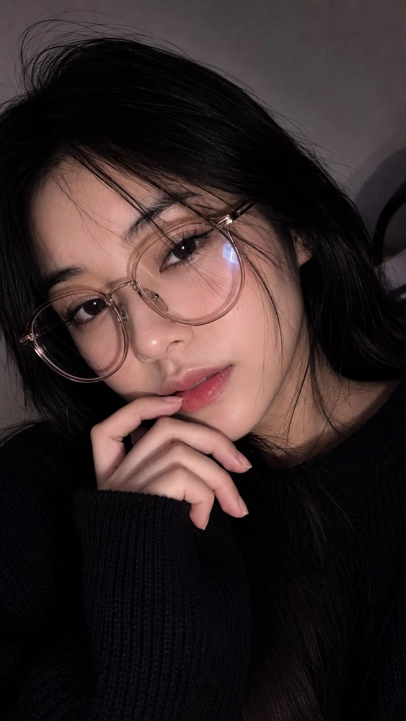 Hình gái xinh đeo kính sắc sảo hiện đại