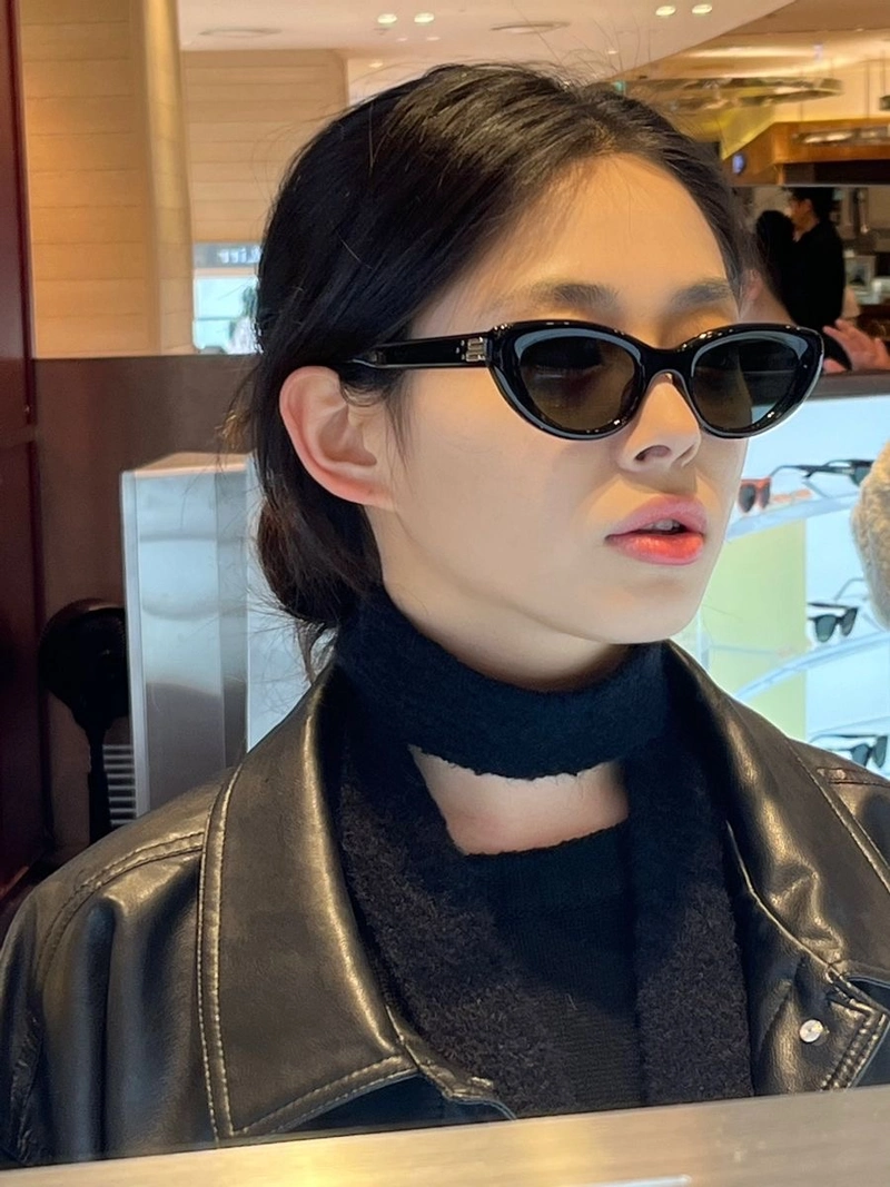 Hình gái xinh đeo kính trong trẻo tươi tắn