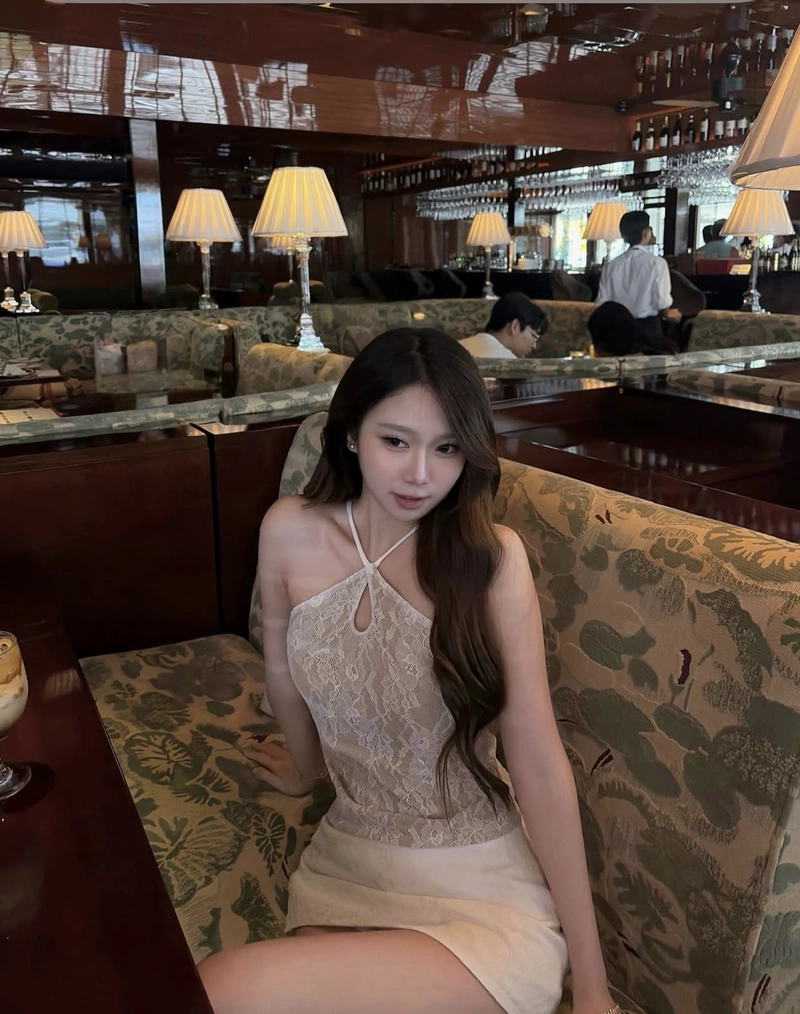 Hình gái xinh mặc áo yếm nền nã