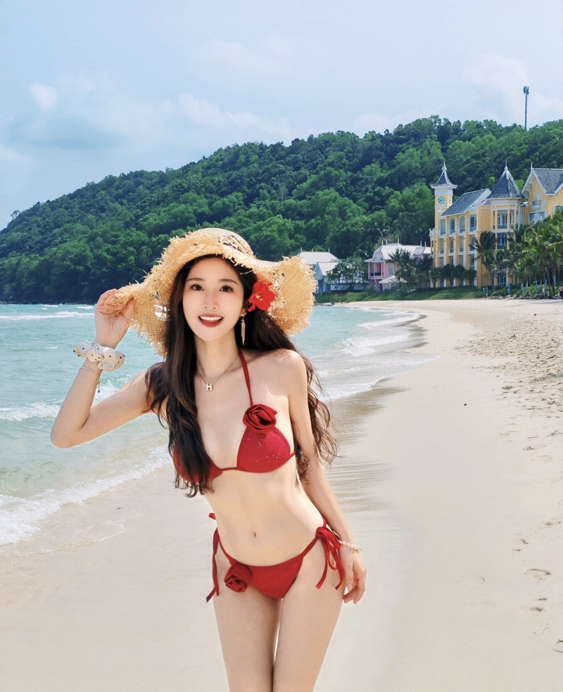 Hình gái xinh mặc bikini 2 mảnh bên biển