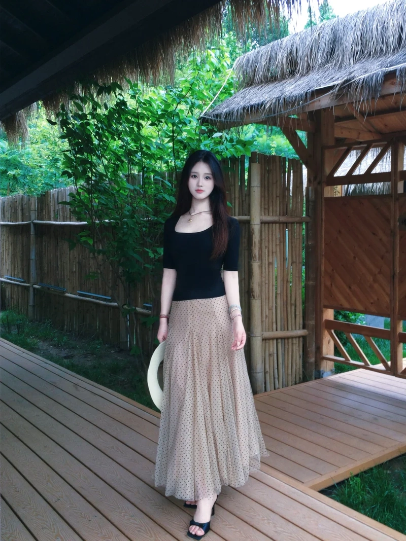 Hình gái xinh mặc váy lưới lột đồ gợi dục