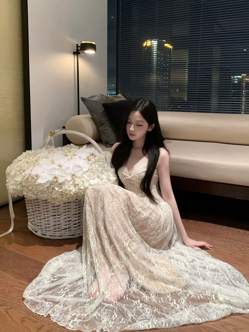 Hình gái xinh mặc váy lưới sexy không che
