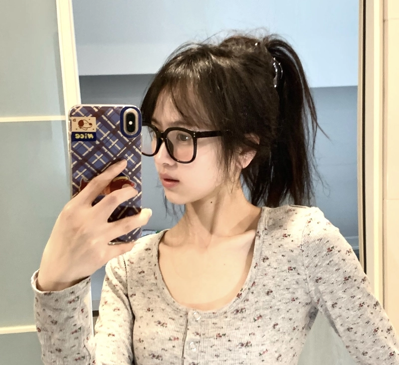 Hình gái xinh tạo dáng nhẹ nhàng trước gương