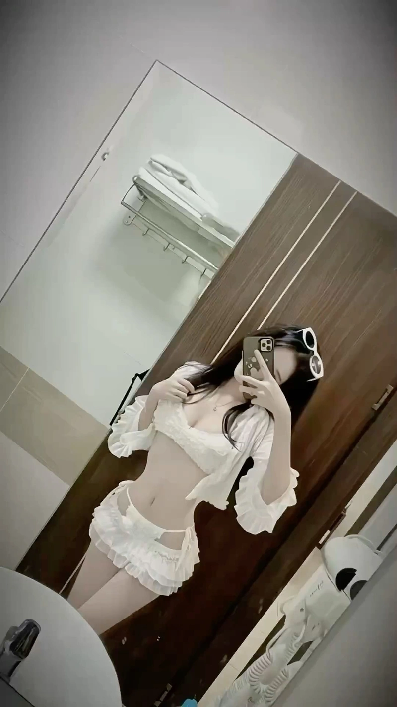 Hình lột đồ khoe mông đít gợi tình