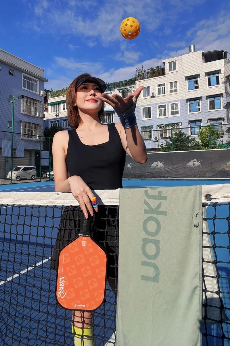 Hot girl cầm vợt pickleball cuốn hút
