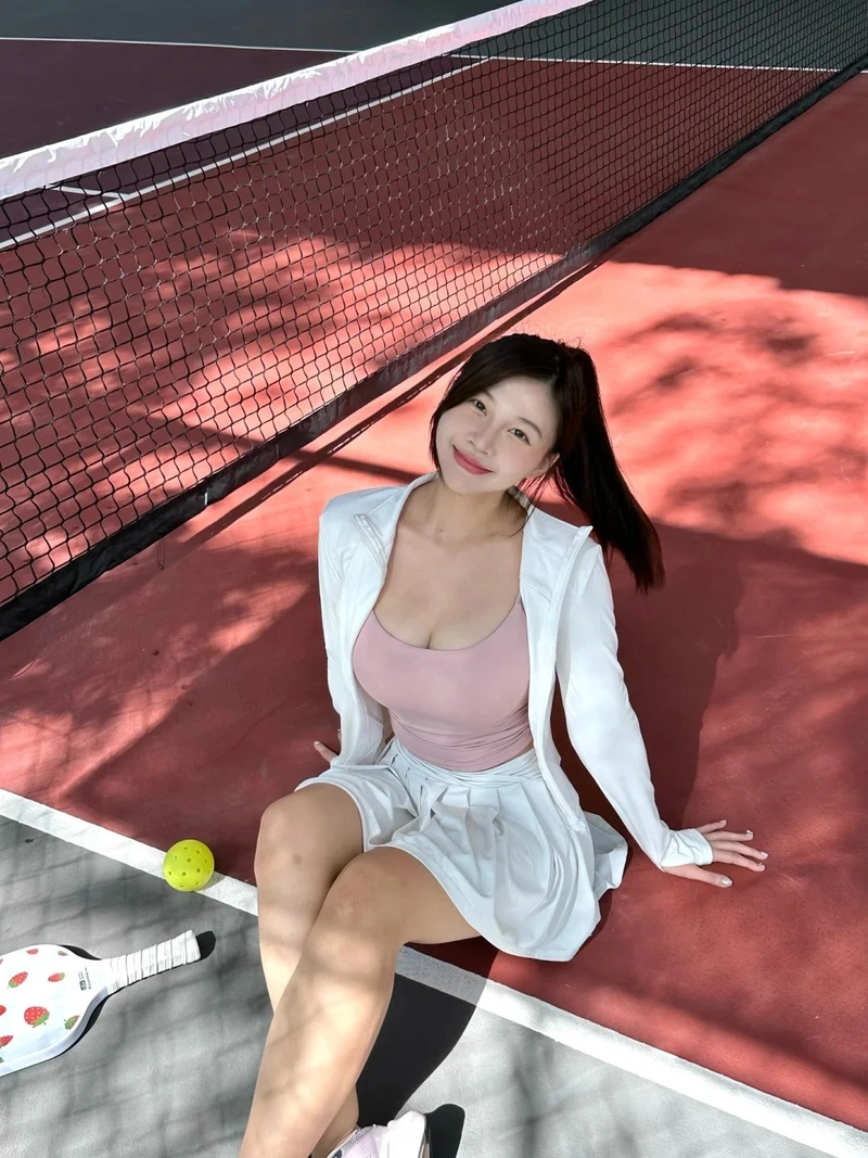 Hot girl chơi pickleball dáng đứng khỏe khoắn