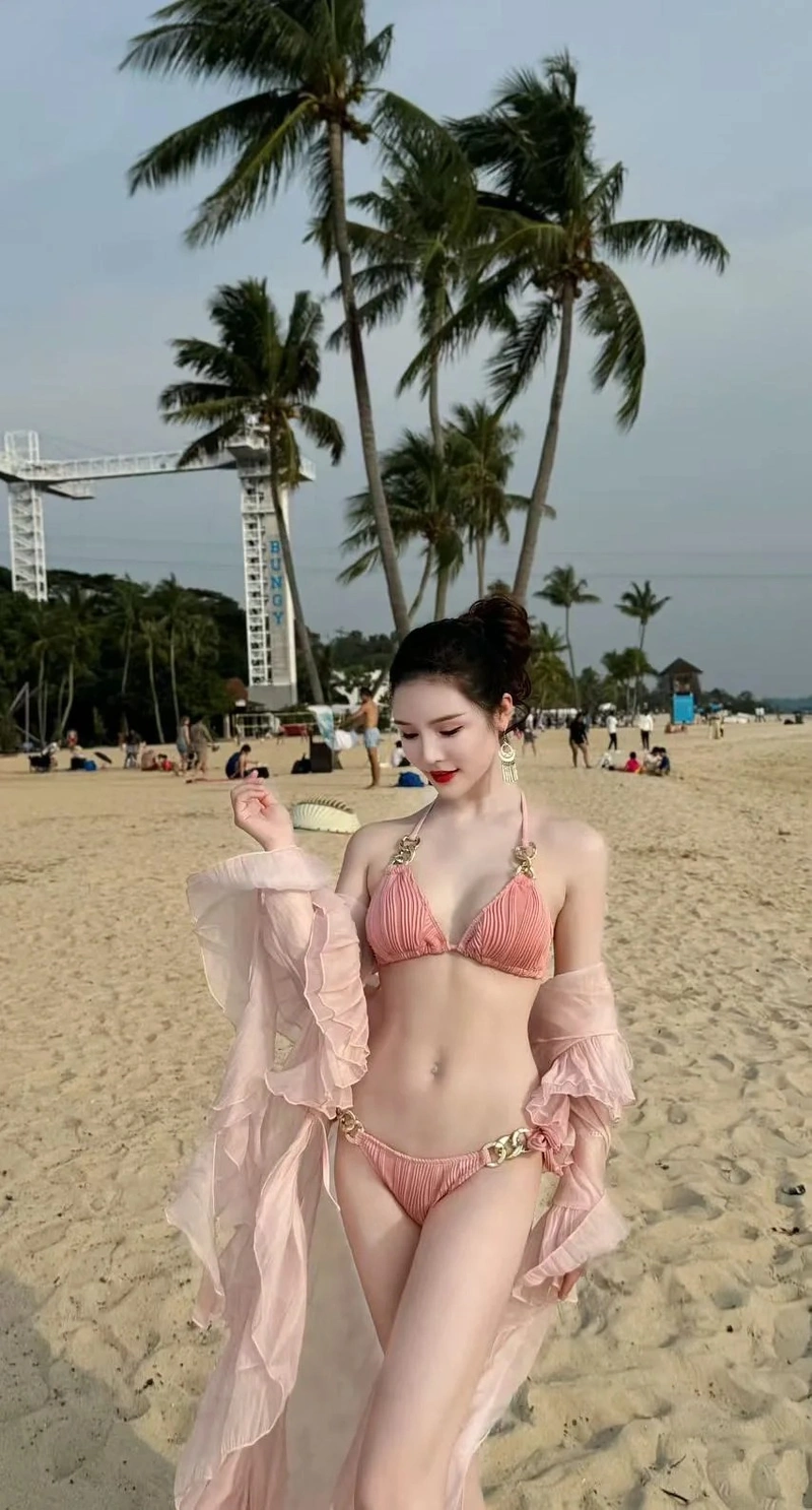 Hot girl diện bikini hồng quyến rũ