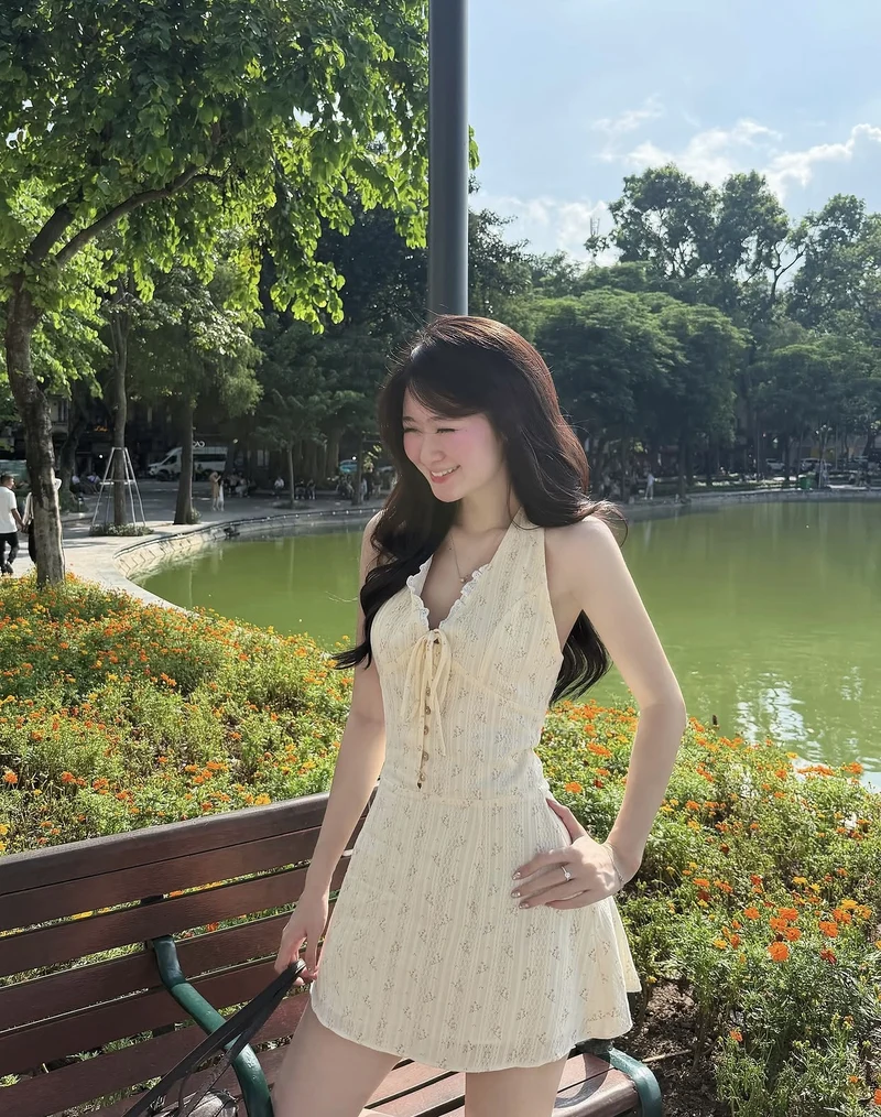 Hot girl mặc áo yếm dịu dàng