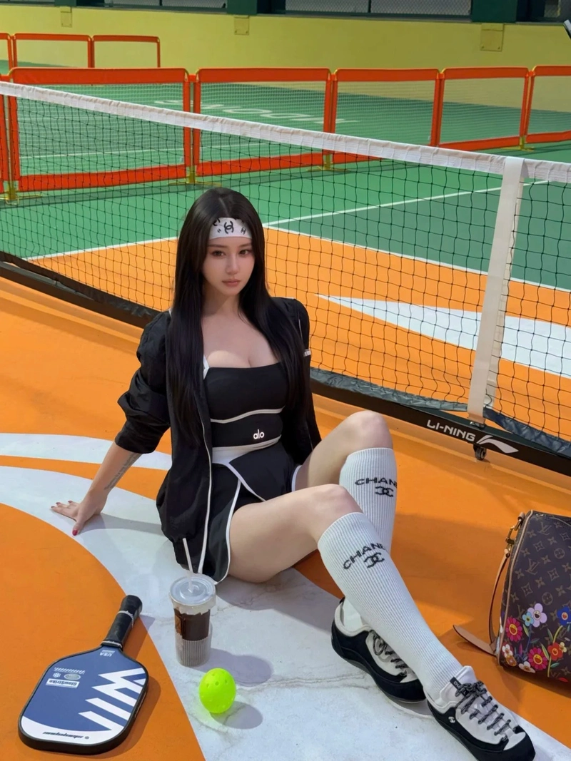Hot girl pickleball visual sáng bừng