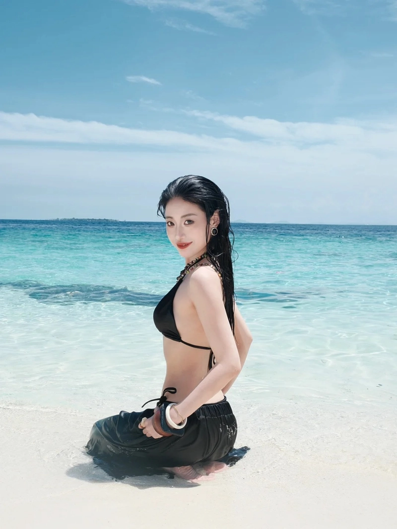 Hotgirl mặc bikini đen nét quyến rũ