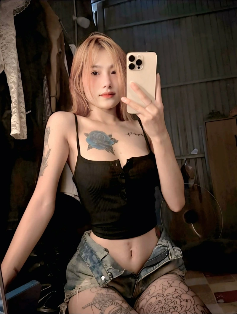 Huỳnh Thị Bảo Trân lột đồ khoe da thịt trắng