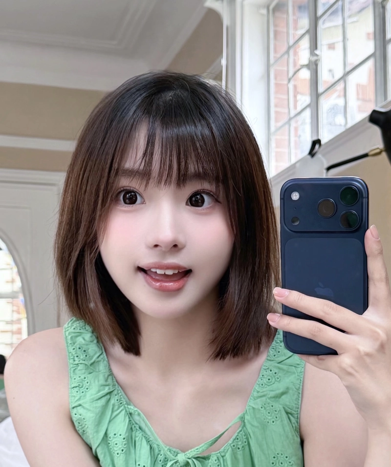 Khoảnh khắc đáng yêu của gái chụp trước gương