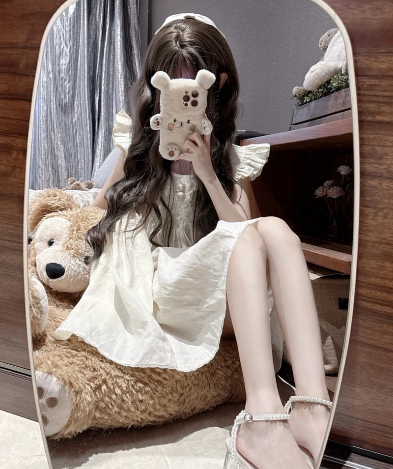 Khoảnh khắc đẹp cô gái che mặt bằng điện thoại trước gương