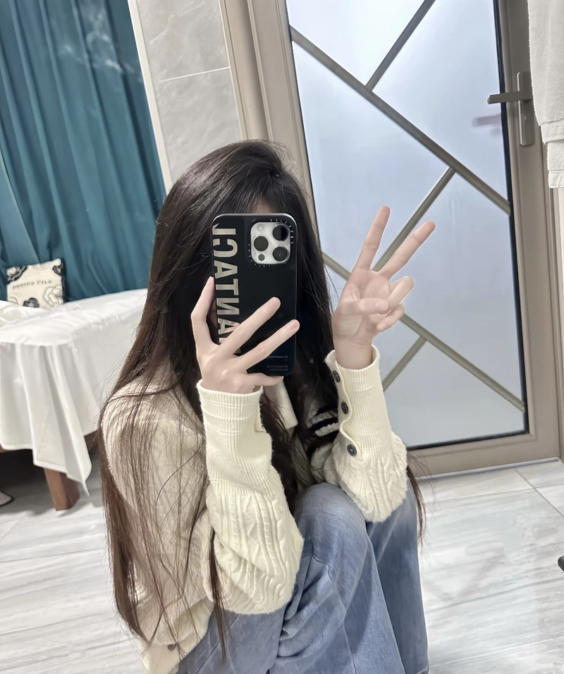Khoảnh khắc đẹp của cô gái che mặt bằng điện thoại