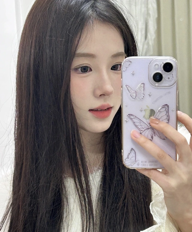Khoảnh khắc gái nhẹ nhàng được ghi lại trước gương