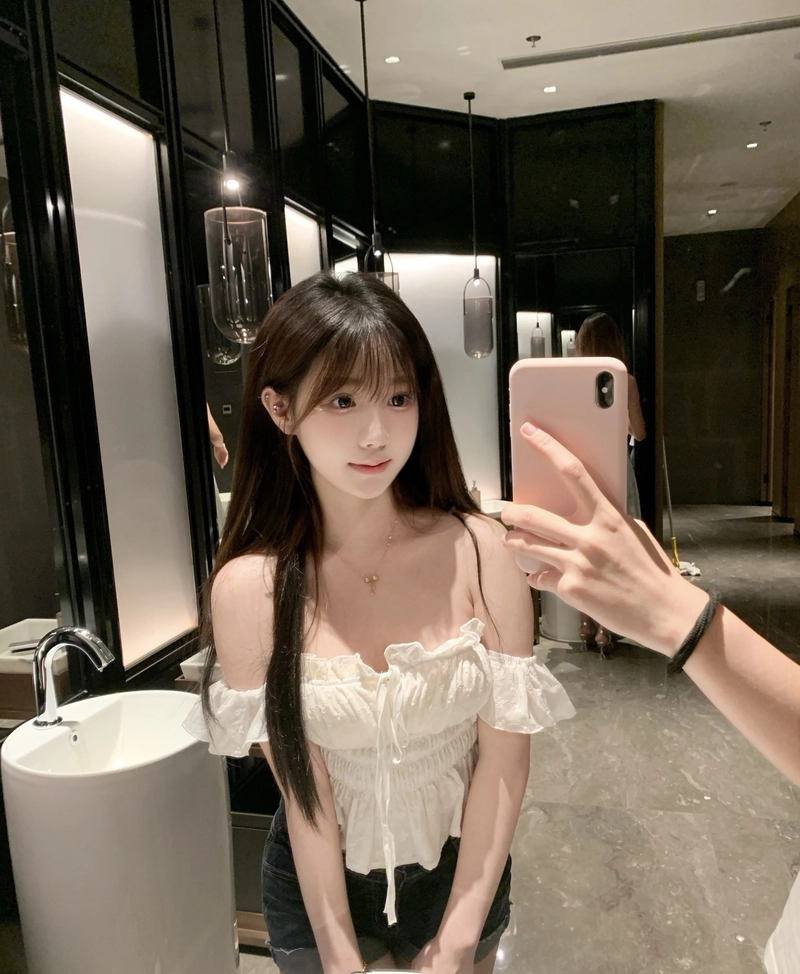 Khoảnh khắc gái trẻ trung tạo dáng trước gương