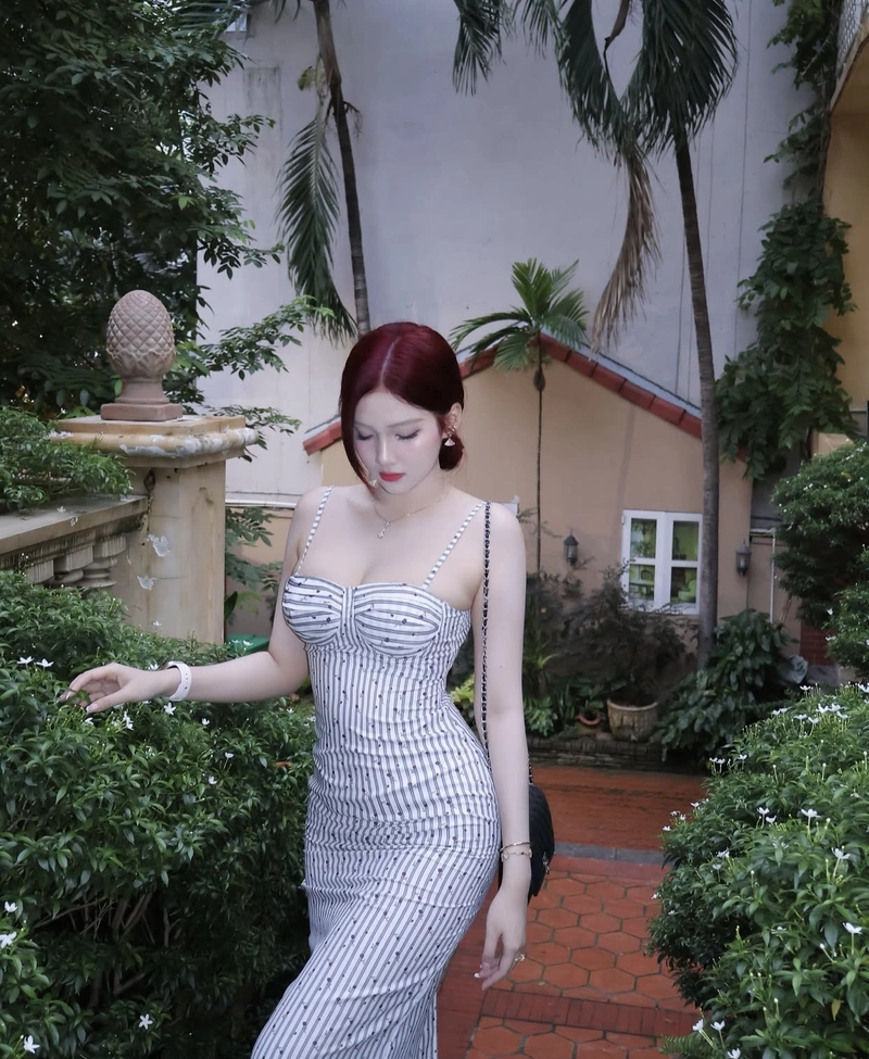 Khoe vú đẹp to gái xinh body