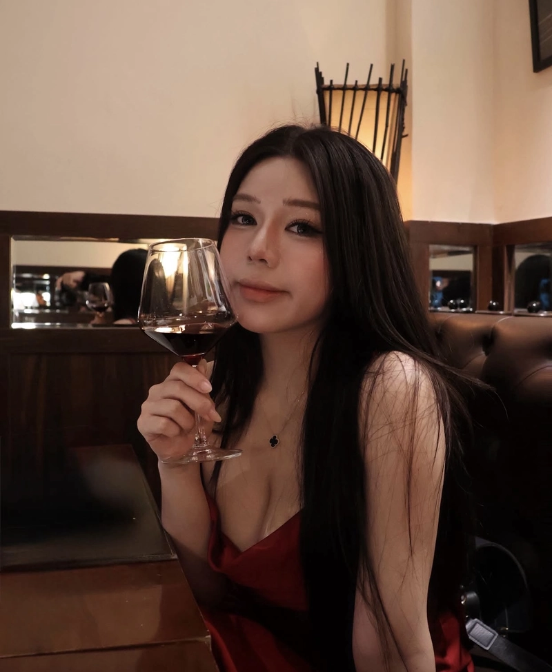 Khoe vú to đẹp body gái xinh