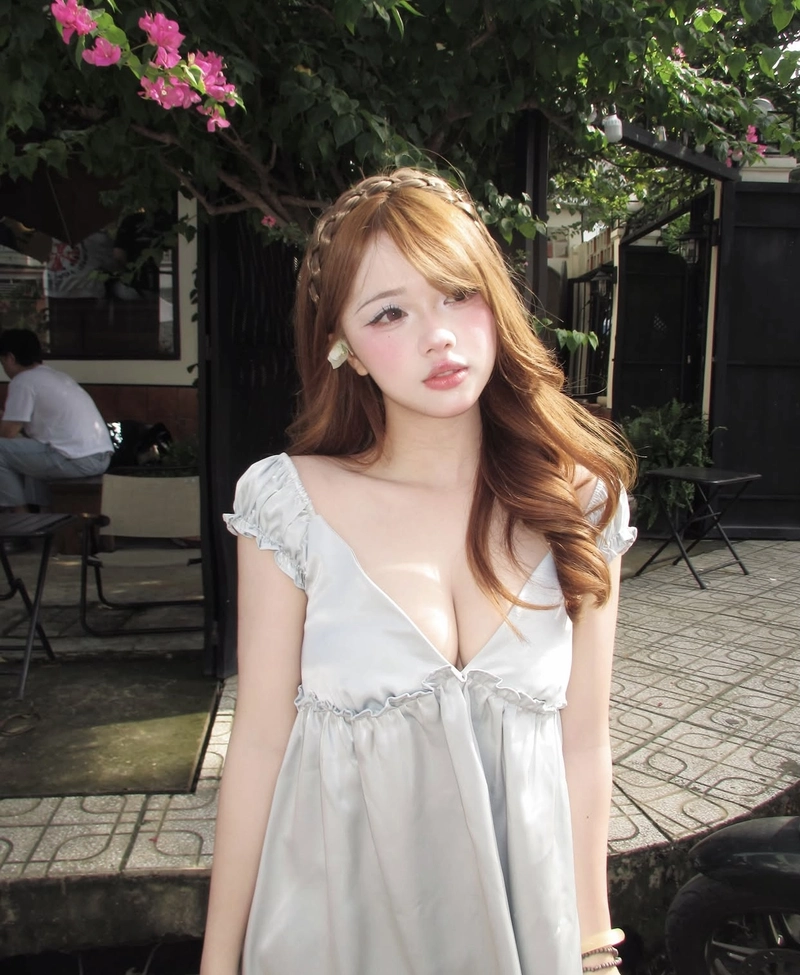 Khoe vú to gợi cảm gái xinh