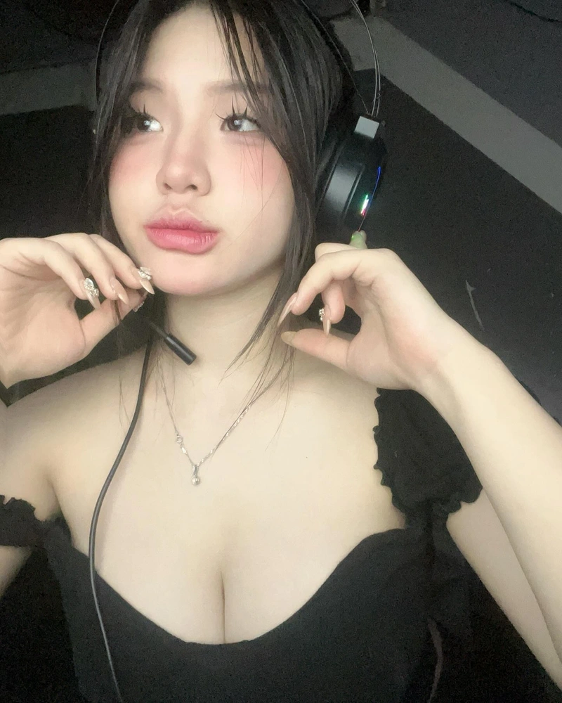 Lanhxinhyeu06 sexy không che thân hình dâm đãng