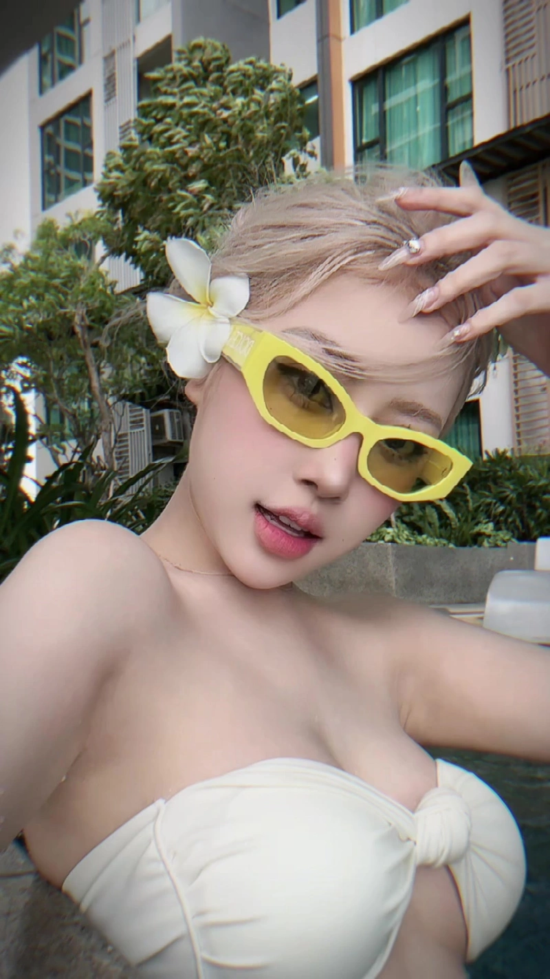 Lê Huyền Diệu diện bikini gợi tình dáng nuột