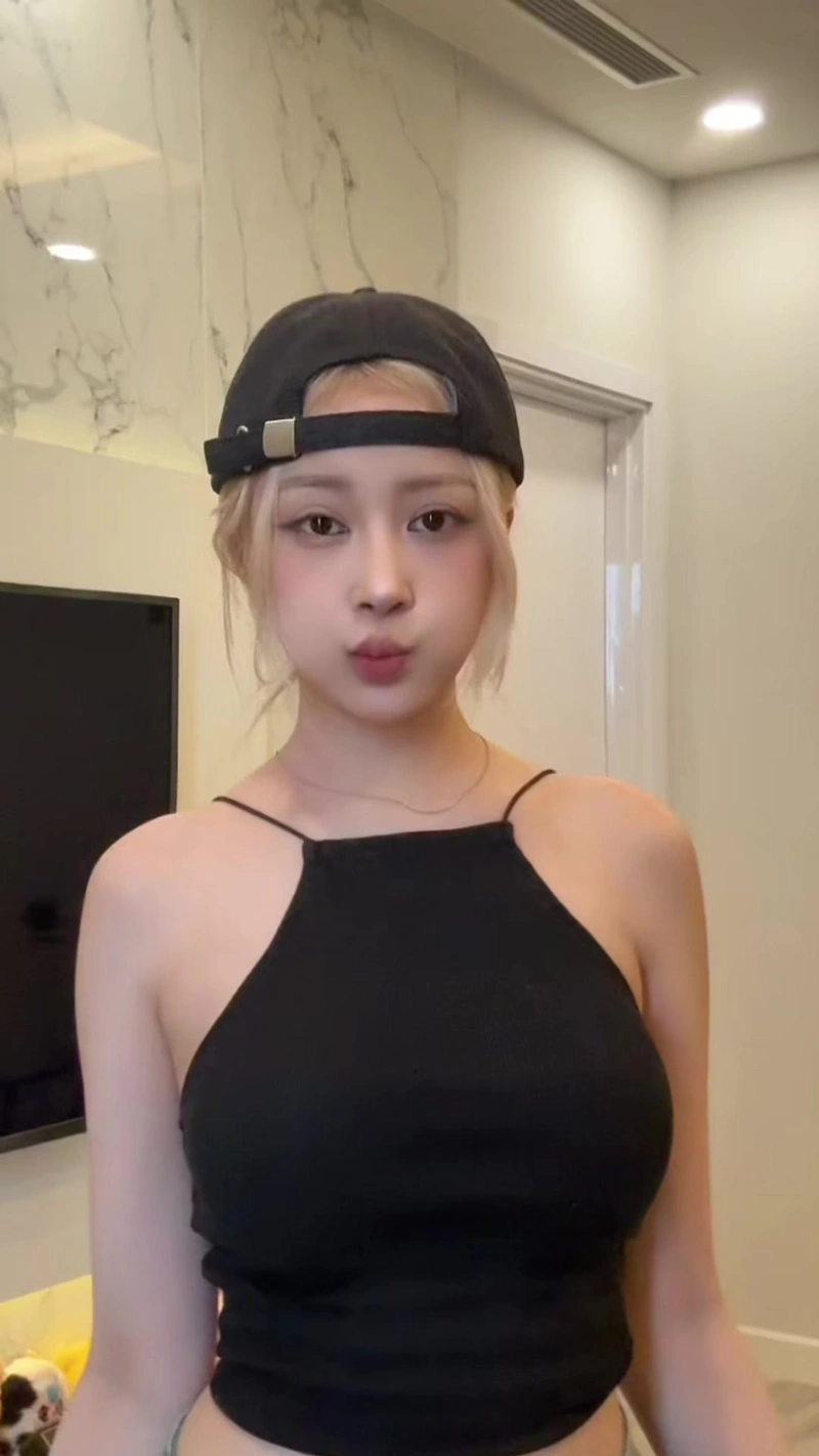 Lê Huyền Diệu show hàng bikini sexy không che