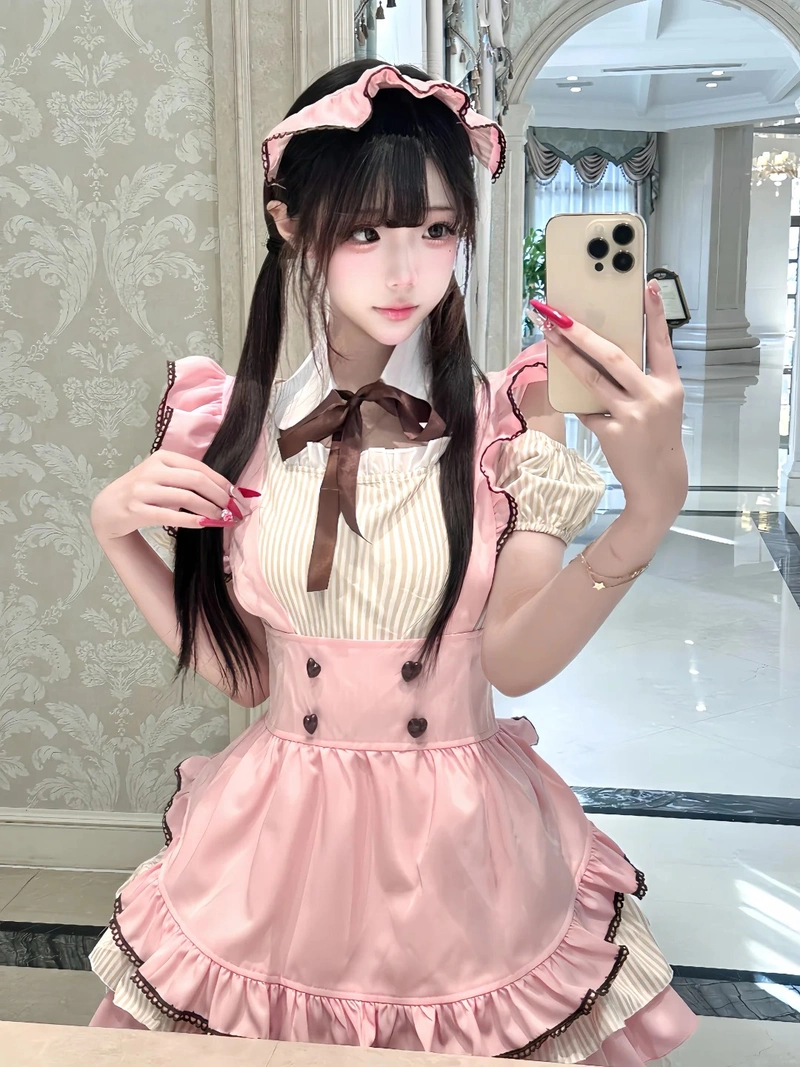 Nàng xinh diện đồ hầu gái ngọt ngào