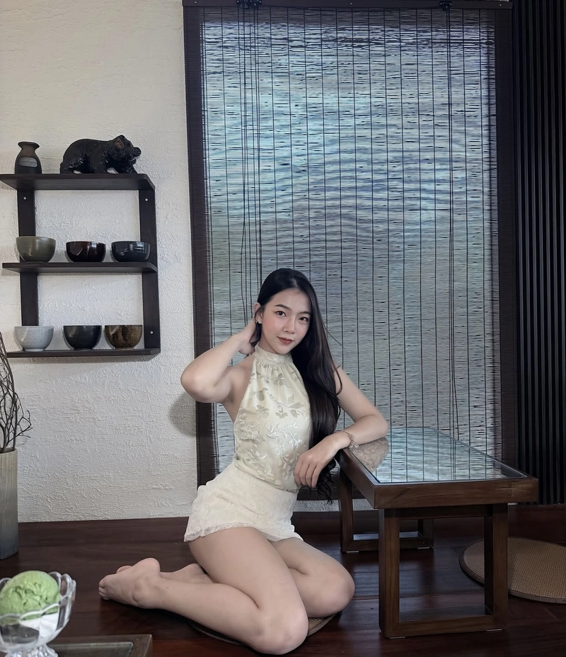 Nàng xinh mặc áo yếm quyến rũ