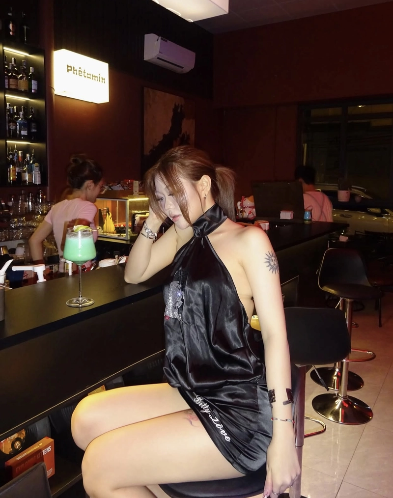 Người đẹp mặc áo yếm sexy