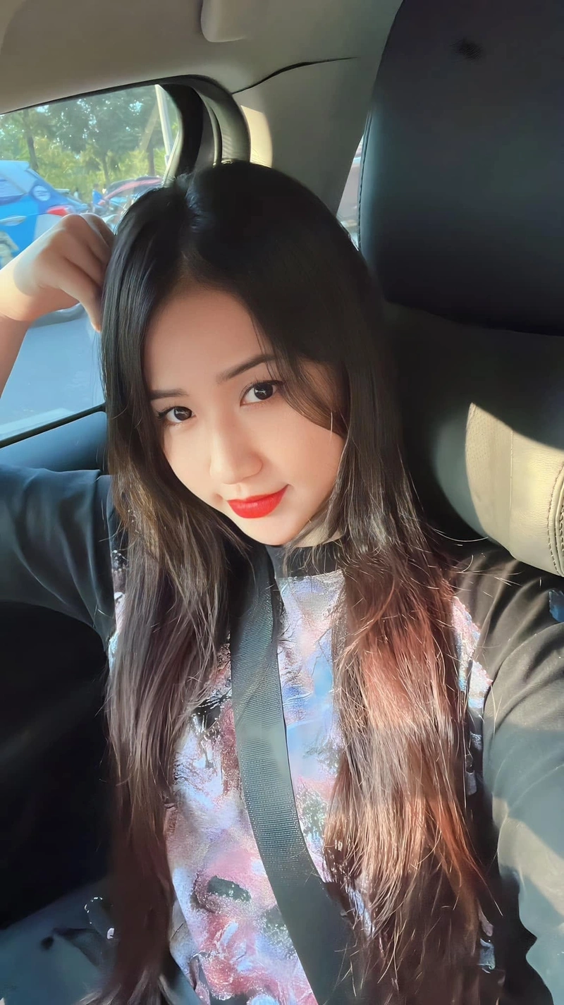 Như Lê không che ngực đầy quyến rũ