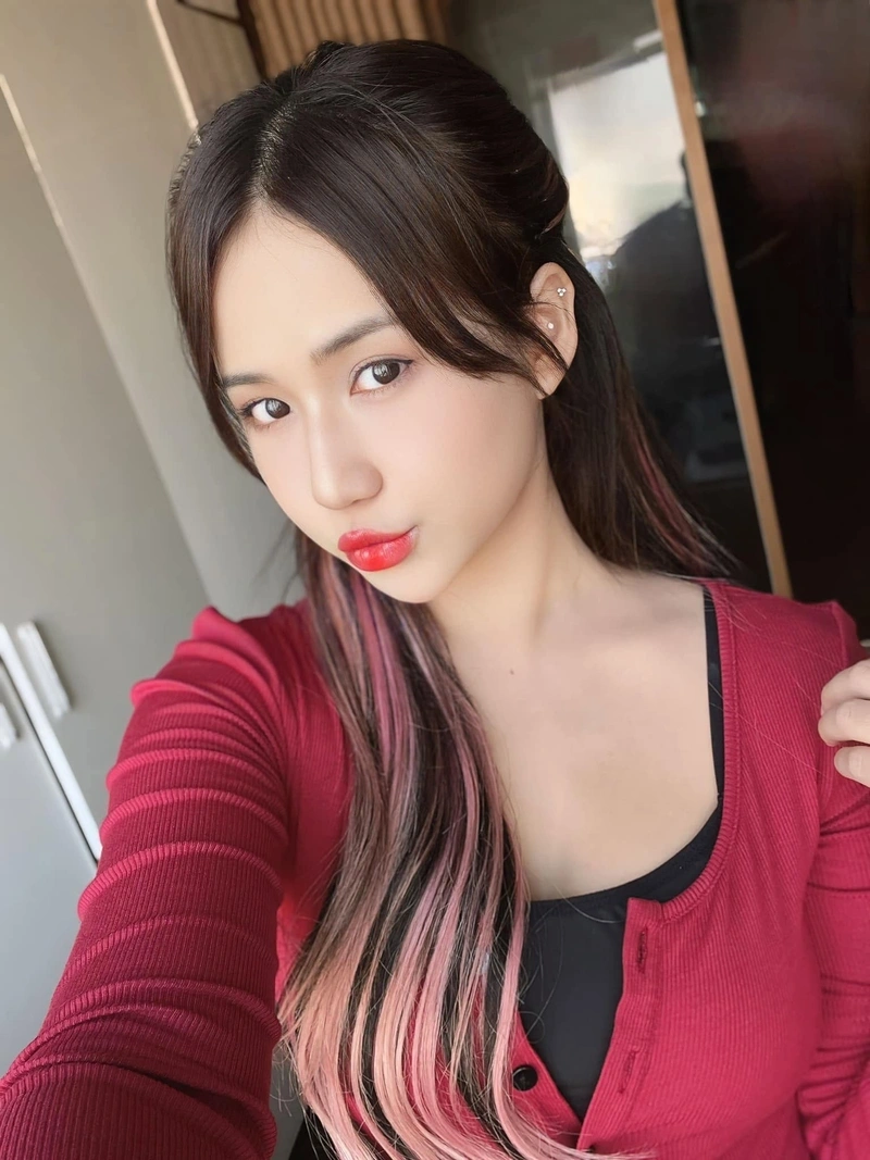 Như Lê lột đồ lộ vú to nóng bỏng