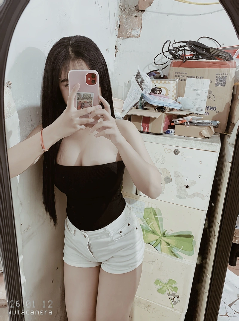 Nữ sinh dâm dục khoe vú to không che