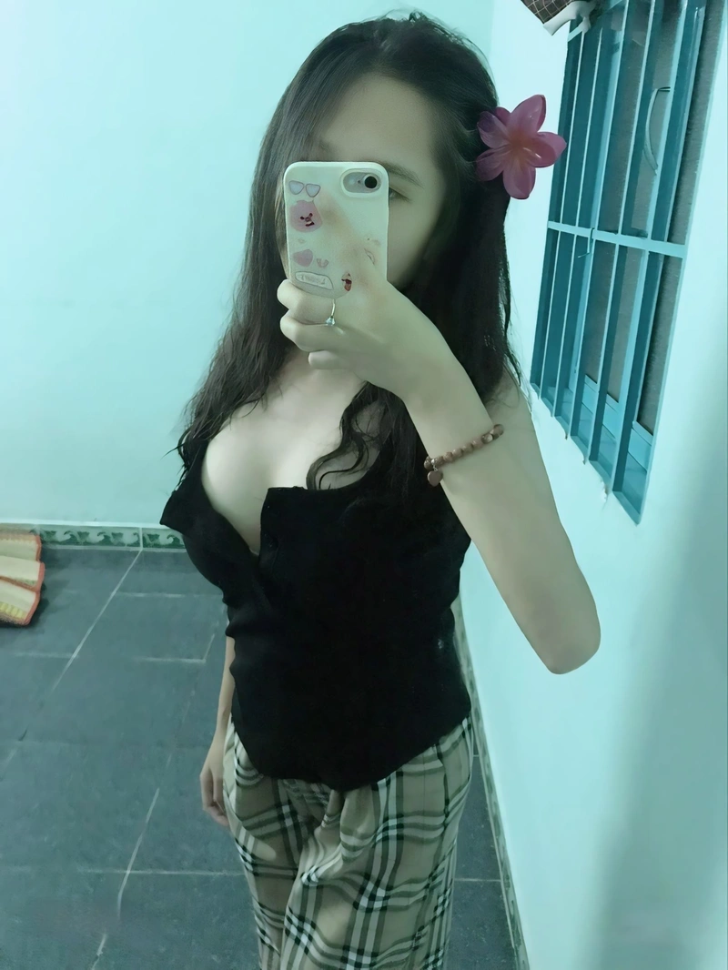 Nữ sinh lột đồ lộ vú khủng gợi dục