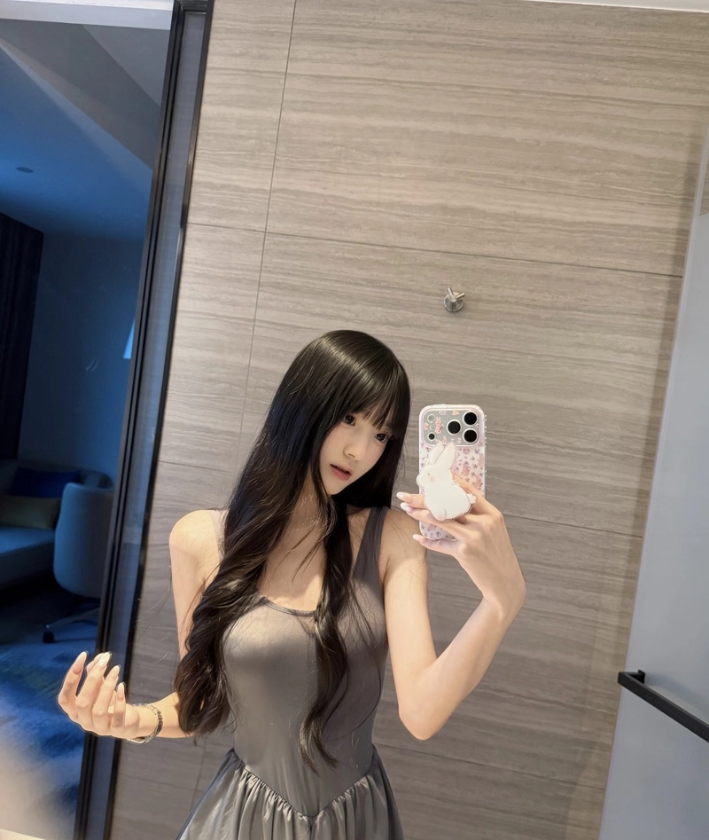 Phong cách nhẹ nhàng của gái chụp trước gương