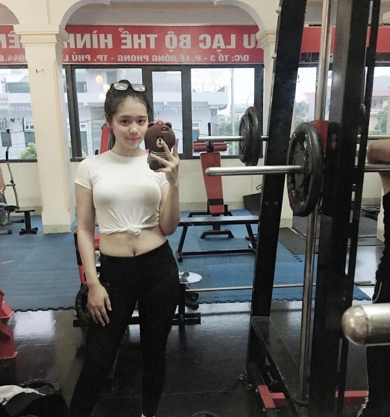 Quỳnh Mai khoe hàng gợi dục quyến rũ