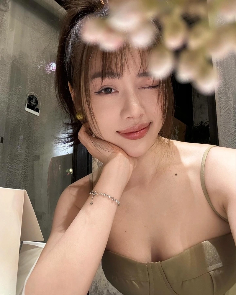 Quỳnh Mai không che body gợi tình hút hồn