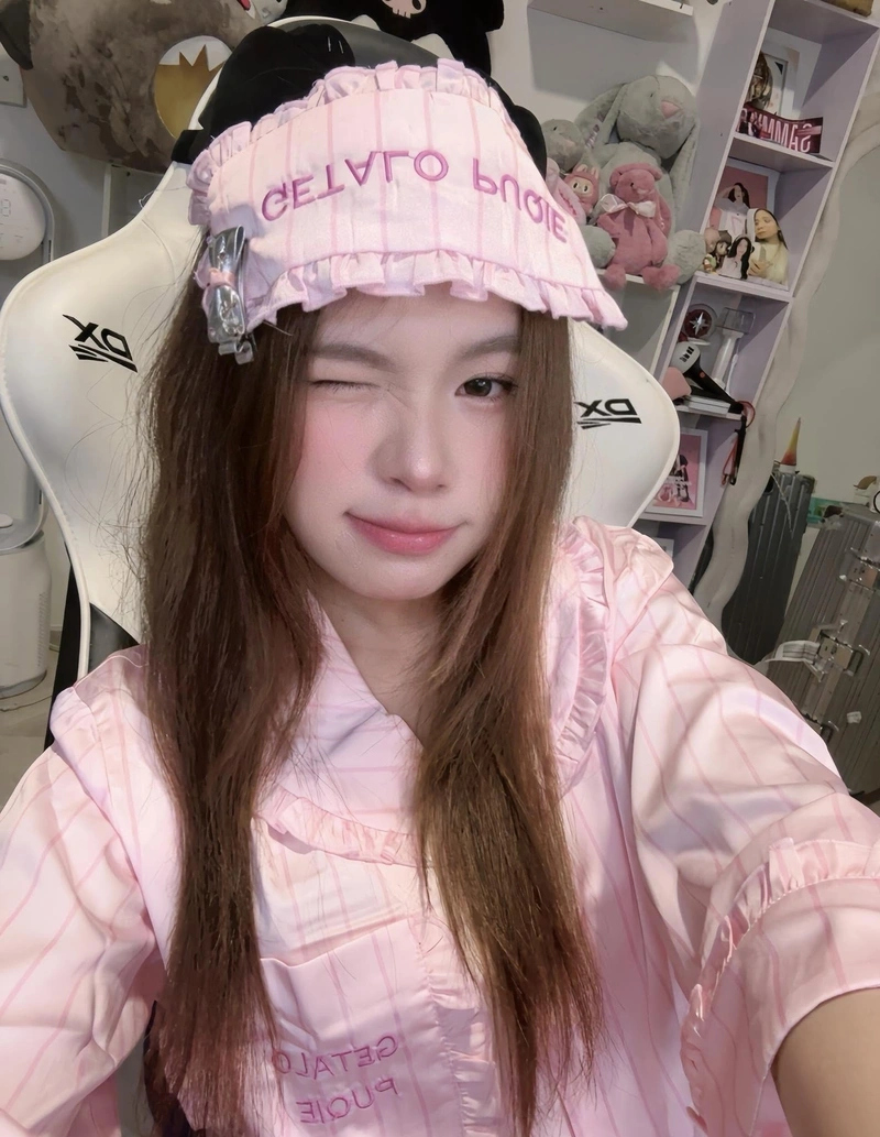 Sammy Đào cởi hết đồ lộ da thịt