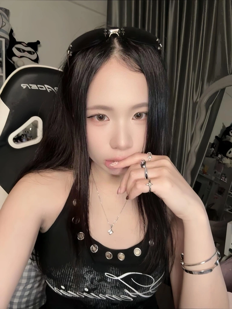 Sammy Đào lộ hàng ngực đầy gợi cảm